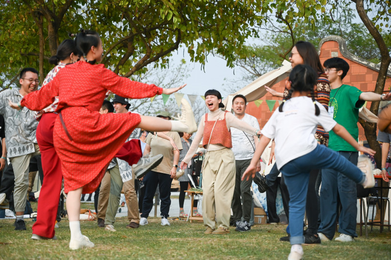 多元且充滿活力的戶外演出。（草草戲劇節提供）