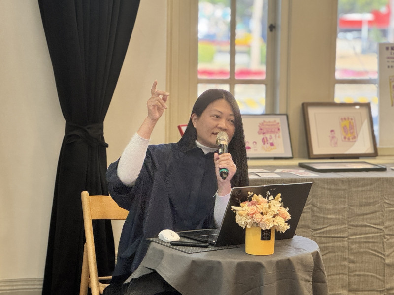 游沛綺分享《風華艋舺ê文學少女》、《華麗島的文學少女》繪本台文改寫歷程。（台文館提供）