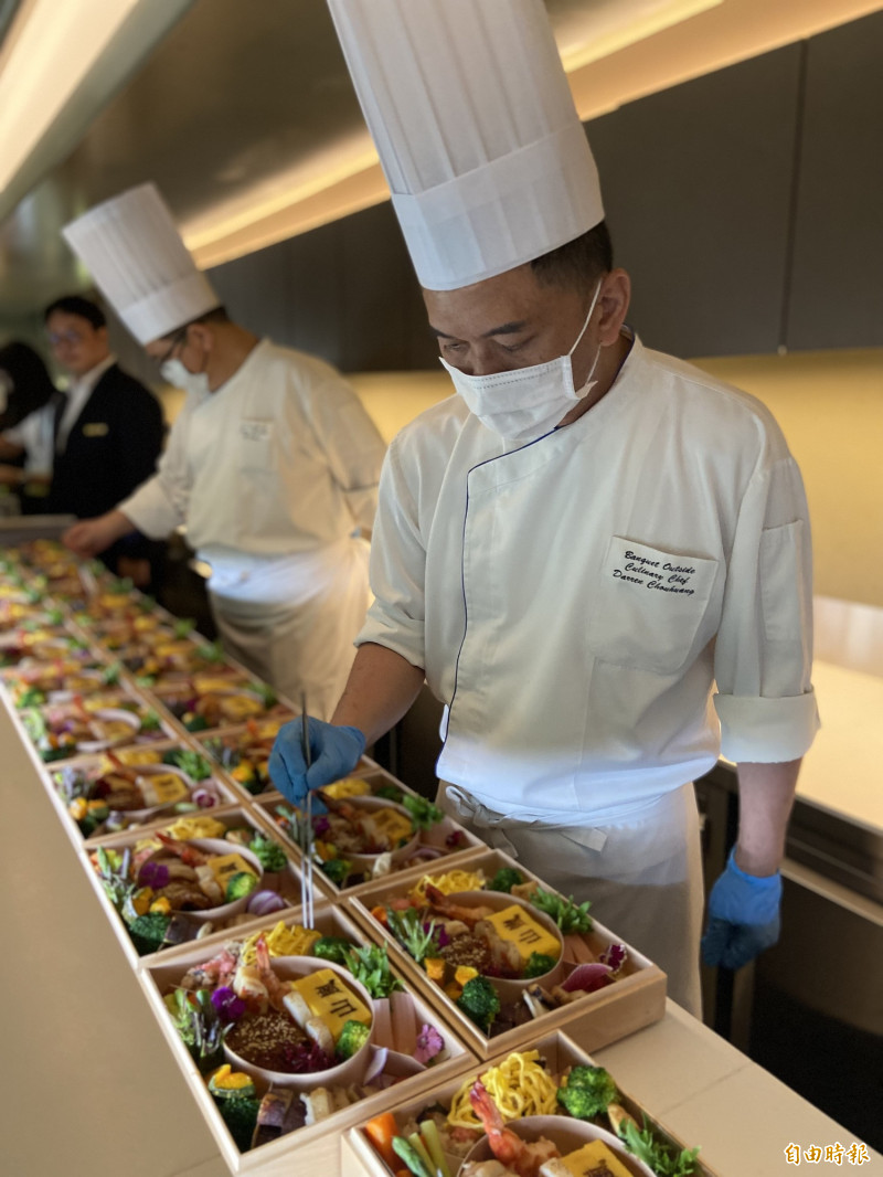 「山嵐號」主題為「旬味觀光列車」，新路線列車餐食由台南晶英酒店團隊操刀。（記者周幸叡攝）