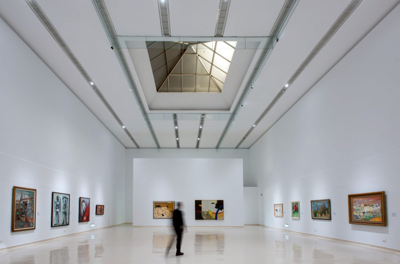 「彩虹之後—黃才郎個展」匯集1970年代至今跨越半世紀的繪畫實踐。（高美館提供）