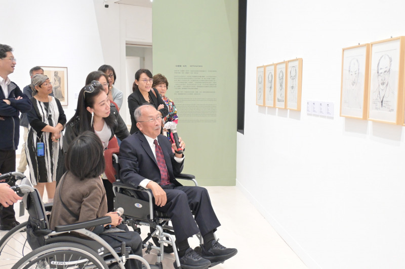 「彩虹之後—黃才郎個展」滙集黃才郎（中）素描、水彩與油畫等近150件珍貴作品。（高美館提供）