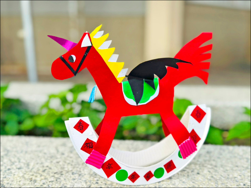 高美館「彩繪春行．紙藝動動馬」邀請大小朋友製作獨具風格的搖搖馬。（高美館提供）