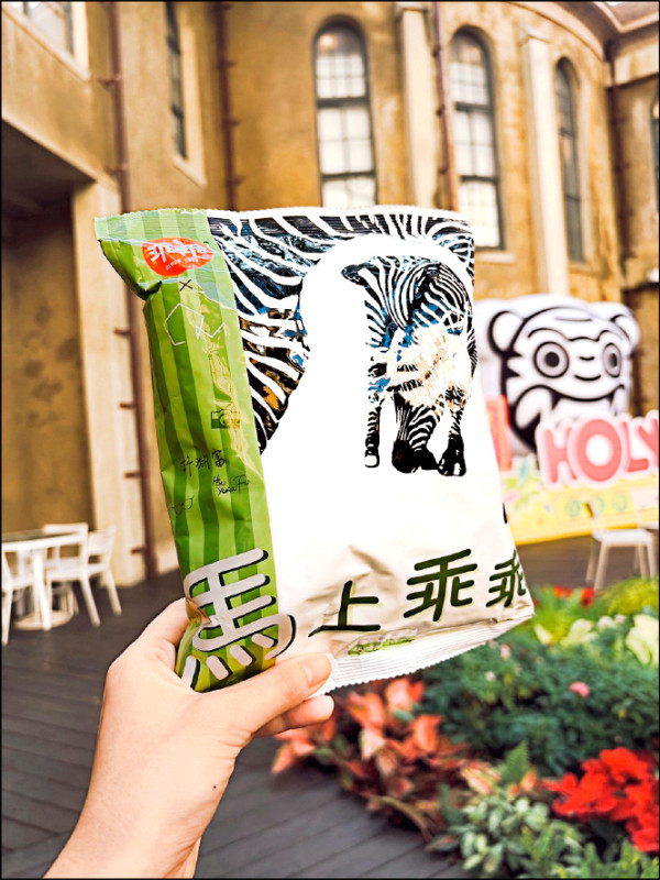 南美館與乖乖聯名的「馬上乖乖」，包裝採用許淵富攝影作品，美術館中庭還有虎爺裝置。（台南市美術館提供）