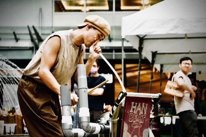 農曆春節連假期間，新北市立鶯歌陶瓷博物館規劃春節活動，自初二至初六，包括親子陶藝手作、互動表演、年節拍照裝置與展覽將陸續登場。（陶博館提供）