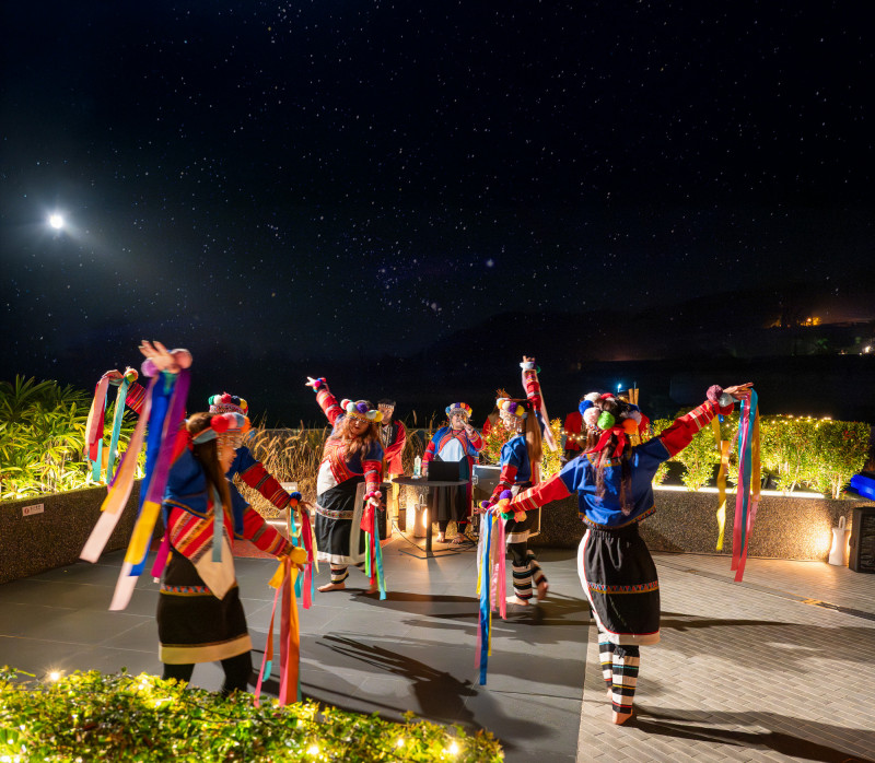 週末可於晚餐和酒吧兩個時段欣賞鄒族文化表演，深入理解山城與部落故事。（阿里山英迪格酒店提供）