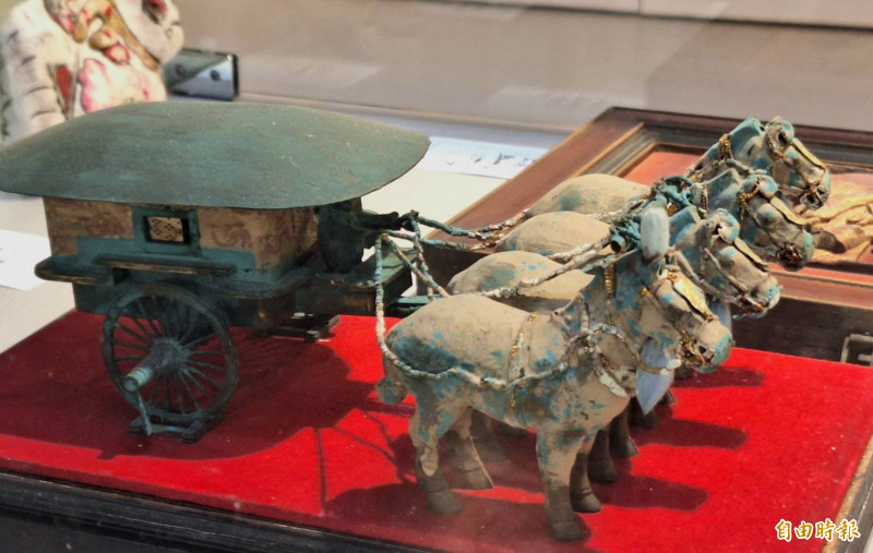 南投縣文化局馬年新春特展，展品製工精細，值得細細欣賞。（記者張協昇攝）
