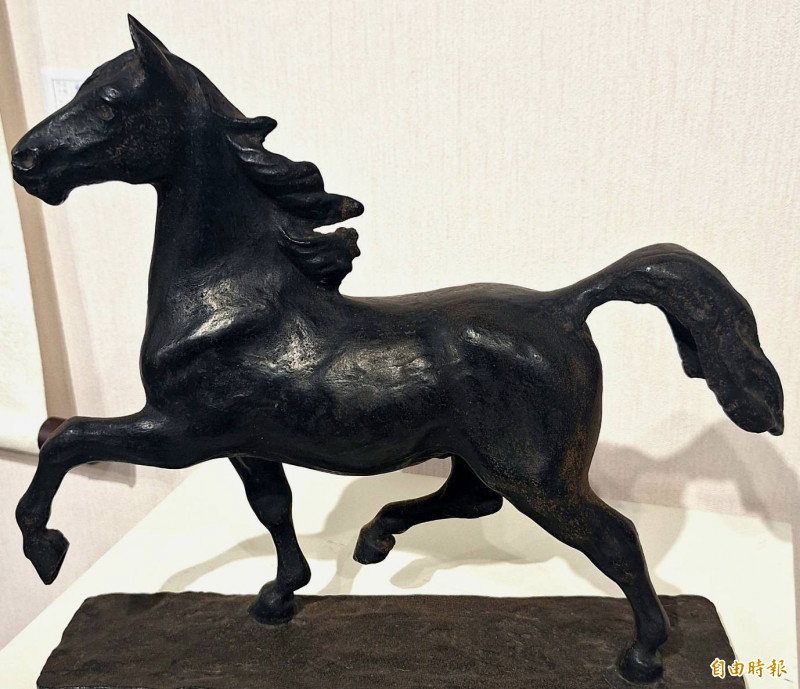 南投縣文化局馬年新春特展，展出鐵馬工藝品。（記者張協昇攝）