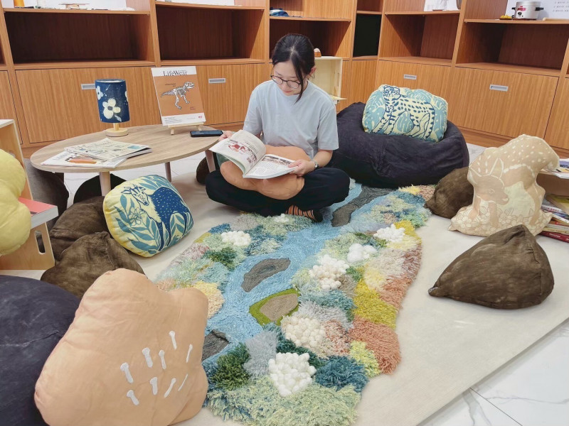 台中太平藍團隊以傳統枇杷、茜草、藍染、梔子花等植物染材，手工染出「流域記憶作品」，入選義大利瓦爾切利納獎決選作品。（太平青年培力工作站提供）