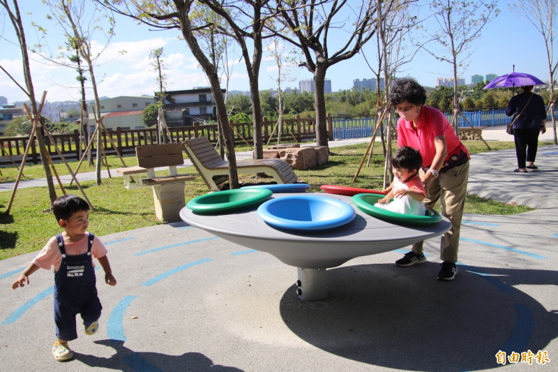 新竹縣把閱讀教育和家庭教育綁定，號召家有4到12歲幼童的鄉親，用「童話」和孩子一起共創自家家庭故事，一起醞釀「讀家好時光」。（記者黃美珠攝）