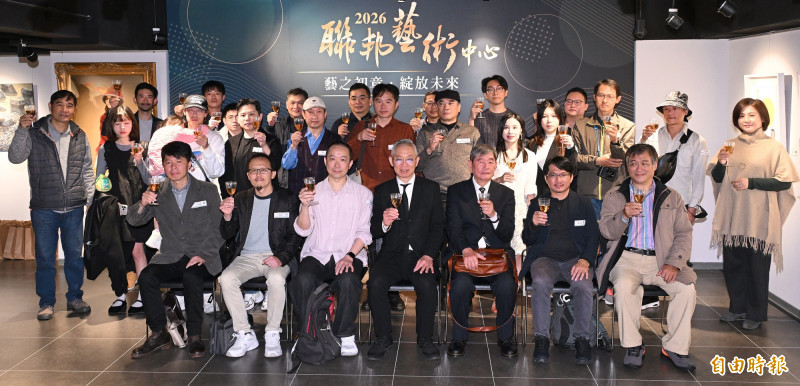 聯邦美術獎歷屆首獎齊聚藝術中心開幕典禮。（記者潘少棠攝）