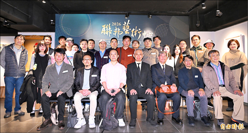 聯邦美術獎歷屆首獎得主齊聚聯邦藝術中心開幕典禮。（記者潘少棠攝）