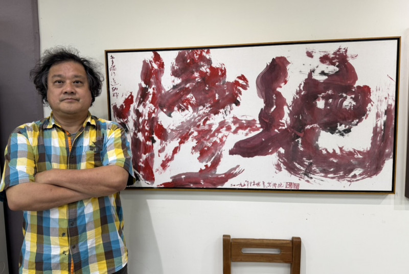 陳世憲參觀納粹屠殺歷史的紀念碑後，他深受震撼，隨後創作〈慘絕〉。（陳世憲提供）
