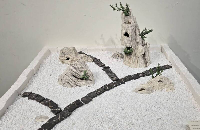 劉克倫手捏陶個展，強調「純手工」捏塑，相當逼真。（新營文化中心提供）