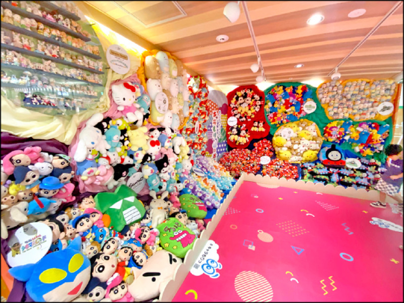 偶爾也想跟小朋友一樣沉溺在想推的偶像娃娃世界裡，逃避現實也是日常生活之必要。（劉黎兒攝）