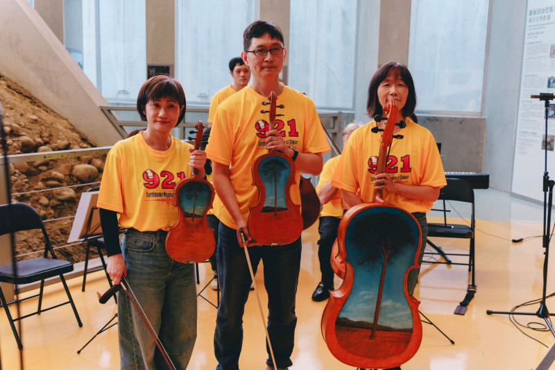 奇岩室內樂團以3把珍貴的「海嘯提琴」進行演奏。（科博館提供）