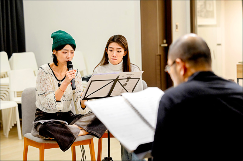 金曲歌后曹雅雯（左）和指揮簡文彬（背對鏡頭者）緊鑼密鼓排練中。（衛武營提供）