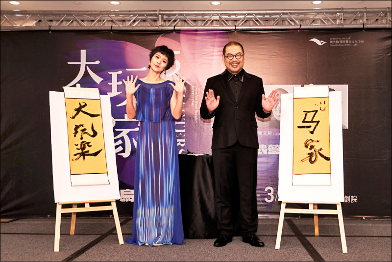 衛武營「大玩樂家」推出「陳志遠&簡文彬&曹雅雯跨樂衛武營音樂會」，金曲歌后曹雅雯（左）與指揮簡文彬於宣告記者會上合影。（衛武營提供）