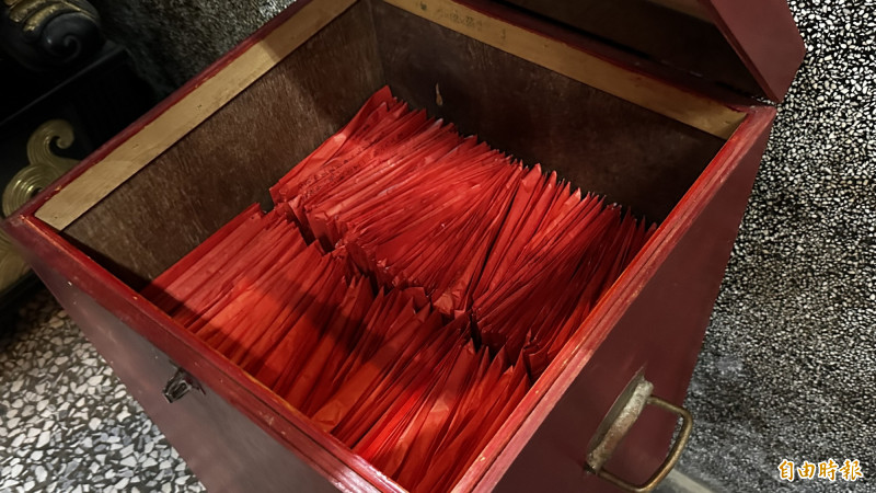 安太歲民眾將頭髮、指甲、姓名住址等資料及掩運符，裝在紅包袋內。（記者劉婉君攝）