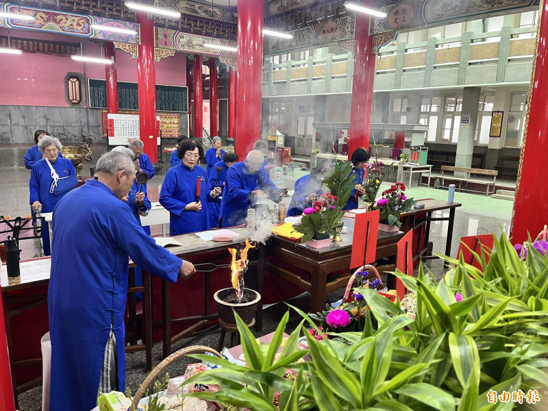 台南佳里昭清宮育善堂元宵節舉行安太歲儀式。（記者劉婉君攝）