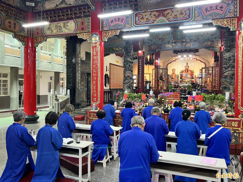 台南佳里昭清宮育善堂元宵節舉行安太歲掩運儀式。（記者劉婉君攝）