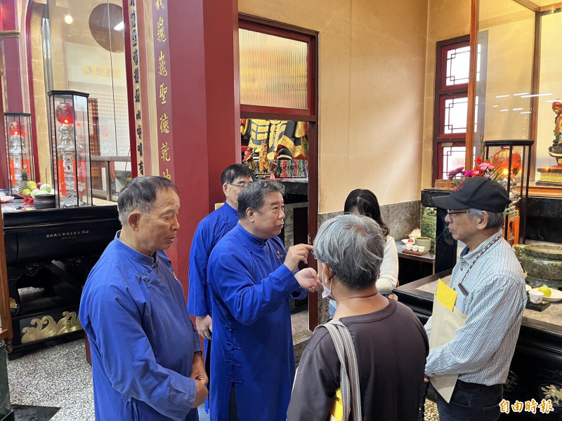 廟方人員（著藍衣者）向文資委員說明安太歲儀式流程。（記者劉婉君攝）