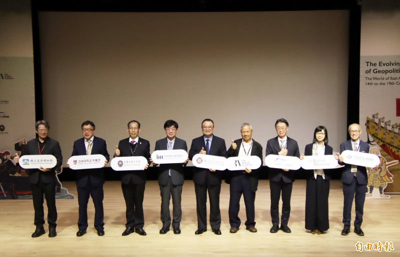 「地緣政治的國際萬象—14至19世紀的東亞世界」特展開幕。（記者林宜樟攝）
