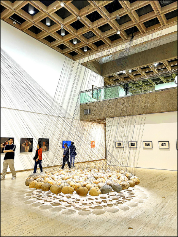 新南威爾斯美術館同時展出現代藝術創作，圖為藝術家Ken Unsworth的裝置作品《懸空石圈 II》。