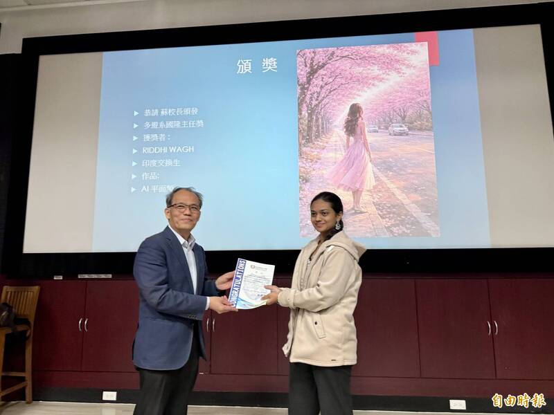 弘光科大校長蘇弘毅（左）頒獎給印度交換學生 Riddhi Anirudha Wagh（右），她的AI平面類作品（螢幕上顯示）獲得系主任獎。（記者歐素美攝）