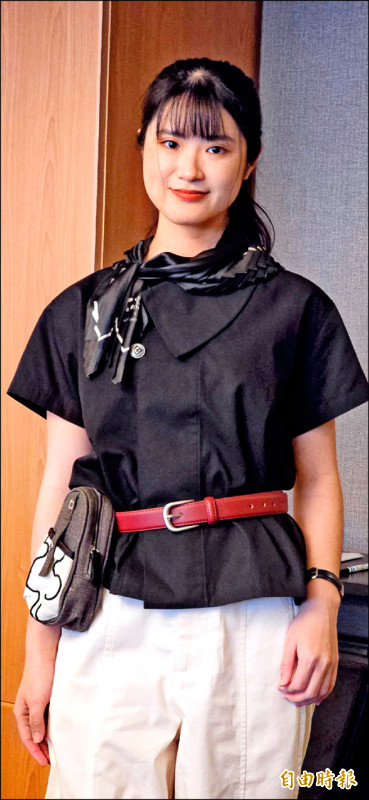 場館制服以回收鳳梨葉纖維設計製作，每公噸鳳梨葉可節省2.4公噸碳排放，纖維萃取過程相較於棉花，更是節省了97%用水量。（記者凌美雪攝）