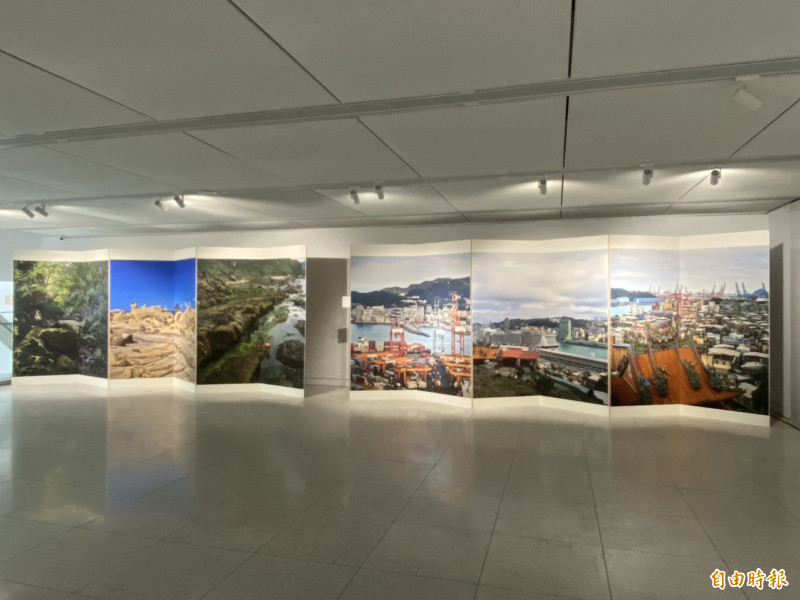 基隆市文化觀光局於10日舉行《回望400－基隆的往昔與新貌》攝影特展開幕活動。（記者俞肇福攝）
