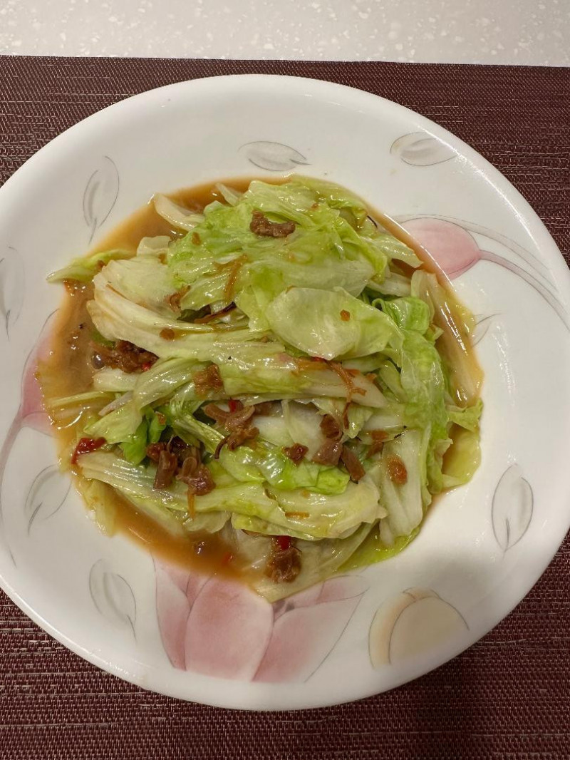 多點功夫，炒高麗菜身價就不凡。（梁瓊白攝）