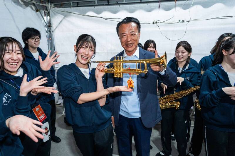 嘉義縣長翁章梁特別到後台探班，並致贈小神衣吊飾，祝福橘色惡魔演出順利。（文總提供）