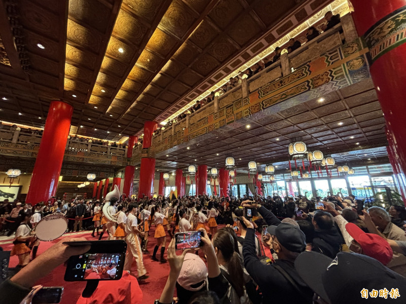 圓山大飯店1樓大廳以及2樓迴廊擠滿人潮欣賞橘色惡魔快閃演出。（記者董柏廷攝）