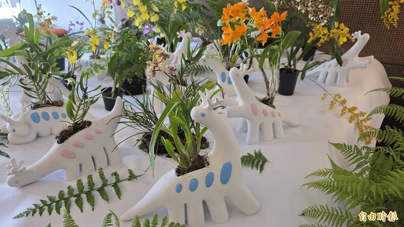 跨域藝術家陳普創作「蘭獸」（Orchidsaur），設計手作花器趣味。（記者洪瑞琴攝）
