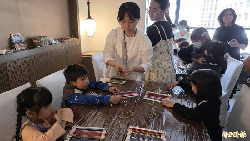 南藝大設置兒童藝術教育推廣專區，小朋友開心投入美術創作。（記者洪瑞琴攝）