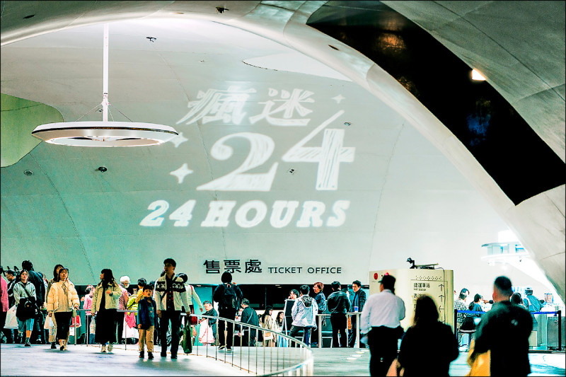 衛武營為了讓參與者在24小時馬拉松中隨時補充體力，館內餐飲服務同步延長營業。（衛武營提供）