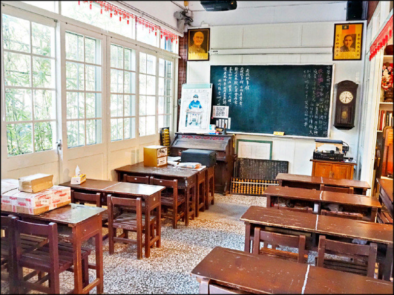 南投故事館的老教室，勾起很多4、5年級生的回憶。