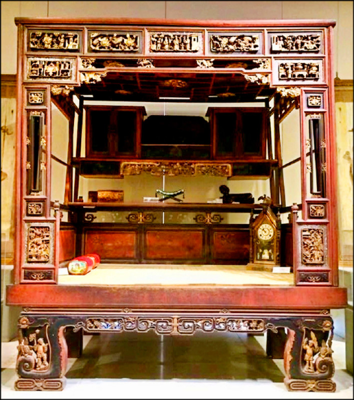 紅眠床是梁志忠收藏的台灣老家具之一，雕刻精細，保存良好。