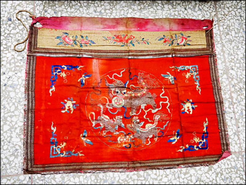 梁志忠收藏很多精美的台灣刺繡，神桌使用的桌裙就是其中的一部分，不僅年代久，且繡工細緻。