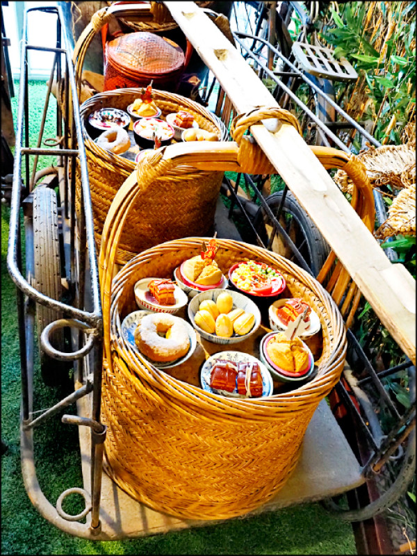 竹編的飯擔是台灣早期農家必備的物件，盛裝食物點心，讓農忙的家人或幫工在田邊補充能量。