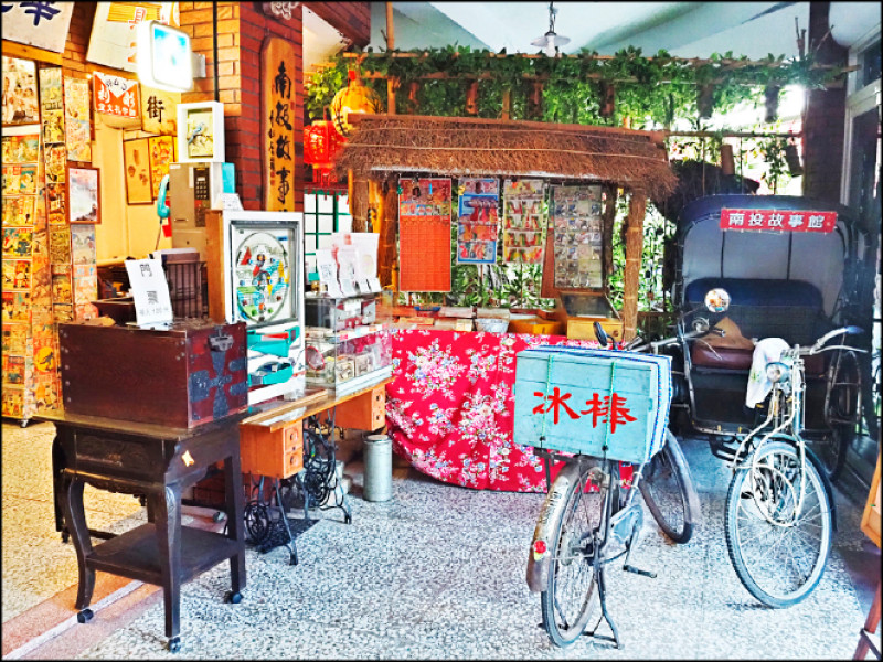 梁志忠收藏的台灣老文物中，有不少是他小時候雜貨店的回憶重現，賣冰的腳踏車、三輪車、彈珠台等都是。