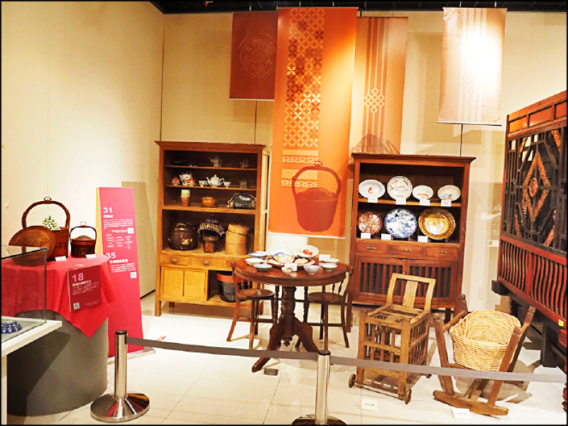 梁志忠收藏的台灣舊文物多，可完整重現早年台灣飯廳情景。