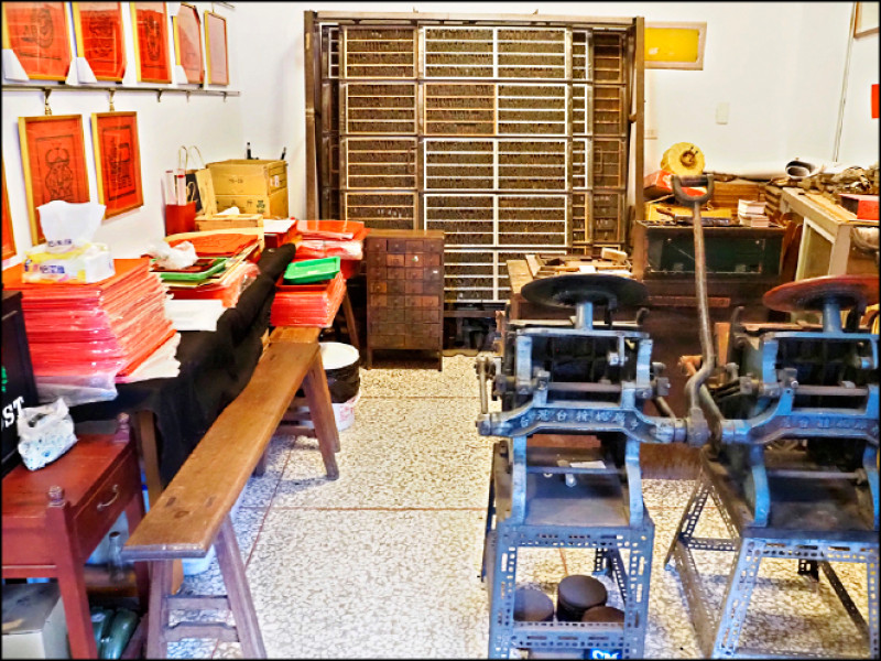 梁志忠保存家中早年開印刷社的機器和活版印刷用的鉛字。