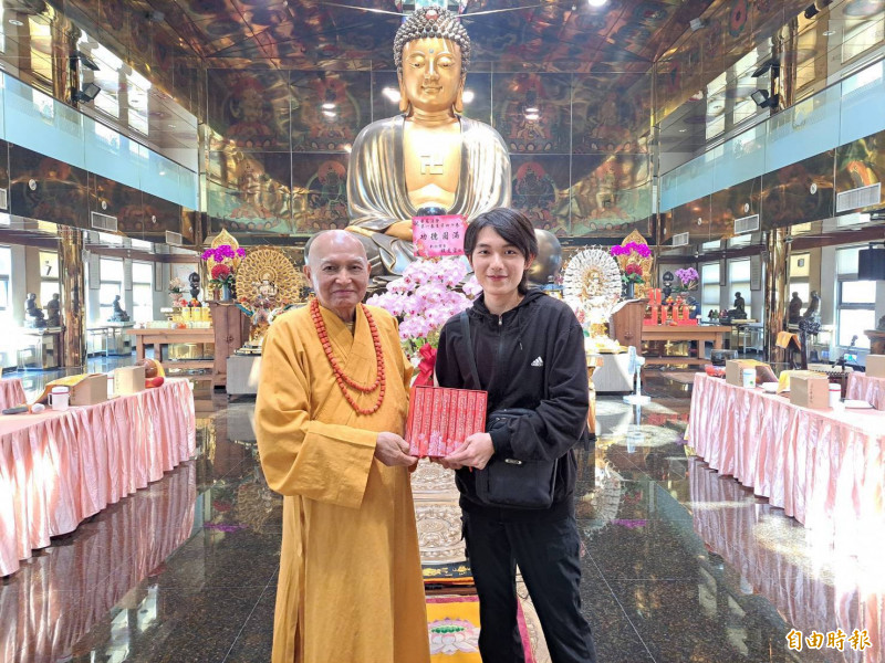 宗道法師經常鼓勵魏廷亘努力創作，不斷自我突破。（記者翁聿煌攝）