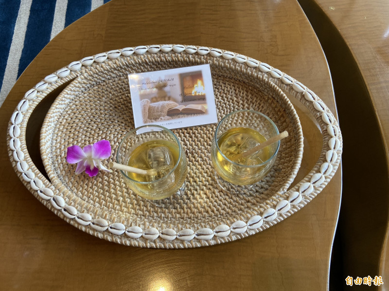 一進入沖繩海麗客蘭尼，服務人員立刻送上迎賓飲料歡迎。（記者周幸叡攝）