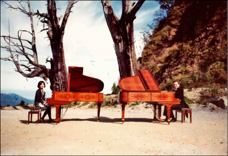 這兩位台灣最早的雙鋼琴組合，俊男美女夫妻檔也成為媒體寵兒。1992年，台視《浪漫的樂章》邀請兩人在玉山夫妻樹前演奏。