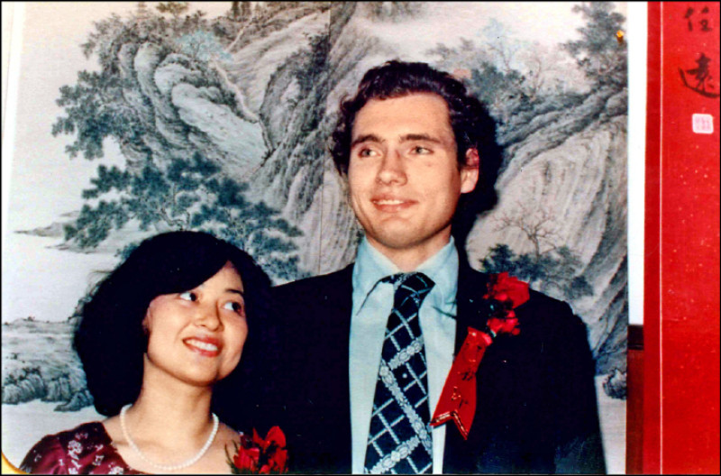 1979年，公證結婚時合影。兩人回憶起當時跨國結婚需要一些特別的證明文件，包括魏樂富必須出示一份由德國政府核發的單身證明，文件上載明「可以結婚」，但因為翻譯鬧烏龍，竟翻成「已結婚」，使兩人差點結不了婚。