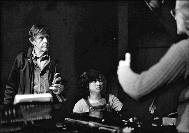 1983於加拿大班夫鎮與作曲家John Cage一起工作。