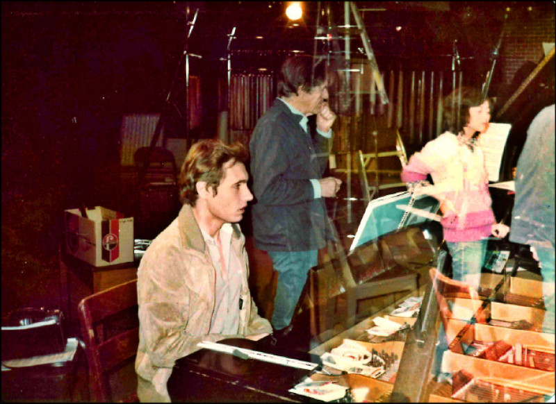 1983於加拿大班夫鎮與作曲家John Cage一起工作。