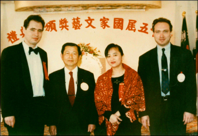 1990年，魏樂富與葉綠娜同獲國家文藝獎，與葉綠娜的父親葉廷川（左2）及魏樂富的家人魏漢斯（右1）合影。